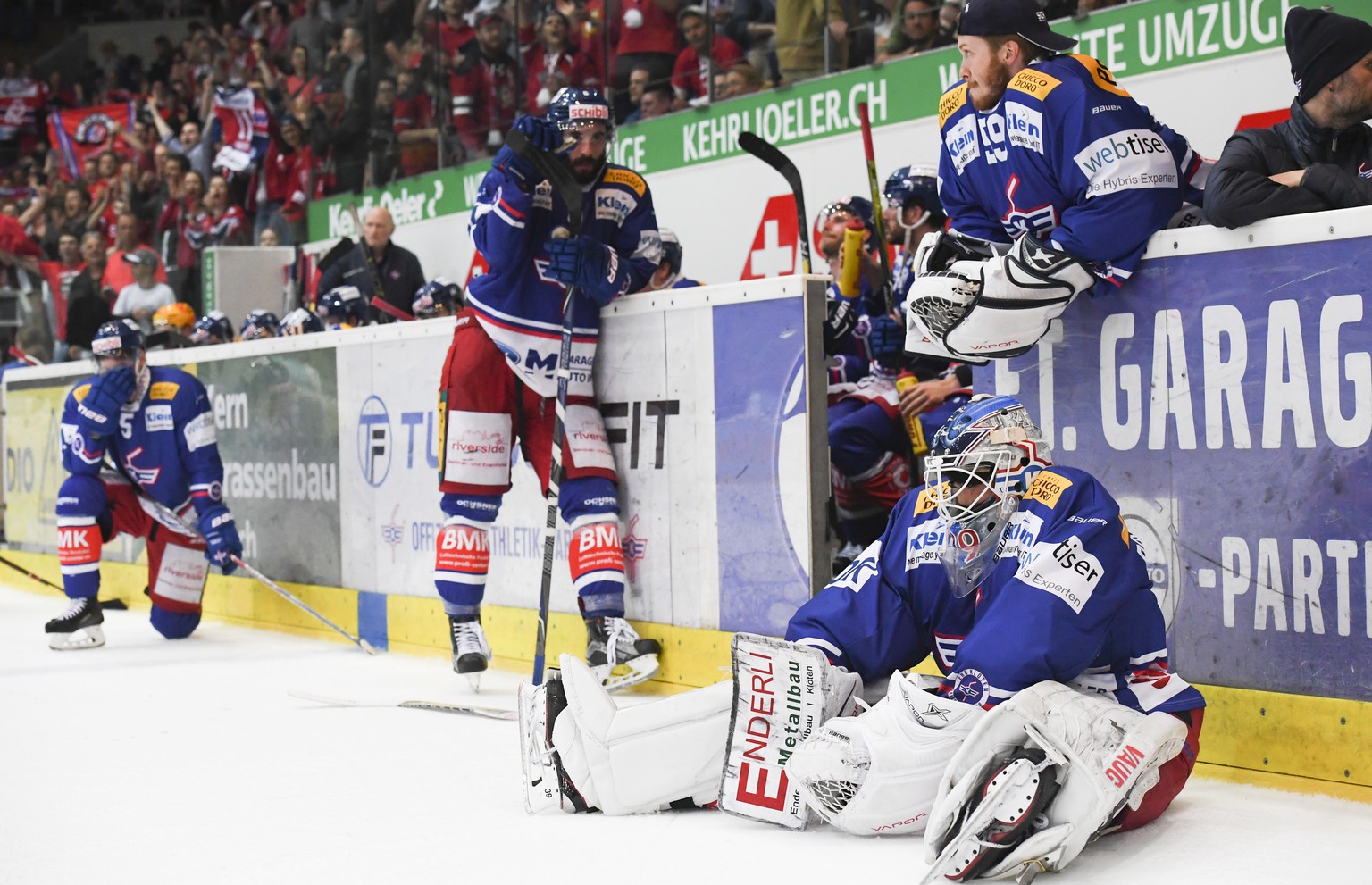 Enttaeuschte Klotener im siebten Eishockey Spiel der Ligaqualifikation der National League zwischen dem EHC Kloten und den SC Rapperswil-Jona Lakers, am Mittwoch, 25. April 2018, in der Swiss Arena in ...