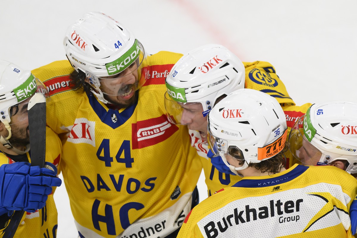 Davos' Matej Stransky, zweite-links, jubelt nach seinem Tor zum 3-2 und Sieg mit Andres Ambuehl, Enzo Corvi, Simon Knak, und Dominik Egli, von links, beim Eishockey Meisterschaftsspiel der Nation ...