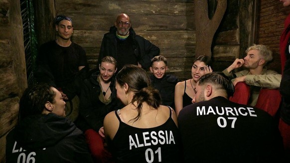 V.l.: Lilly Becker, Timur Ülker, Anna-Carina Woitschack, Pierre Sanoussi-Bliss, Alessia Herren, Edith Stehfest, Yeliz Koc, Maurice Dziwak und Sam Dylan haben sich ins Dschungeltelefon geflüchtet, um s ...