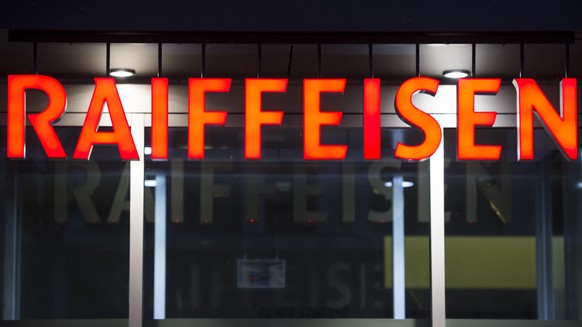 ARCHIVBILD ZU DEN UMSATZZAHLEN BEI RAIFFEISEN --- Blick auf das Logo der Raiffeisen-Niederlassung an der Vadianstrasse, aufgenommen am Freitag, 27. Februar 2015, in St. Gallen. (KEYSTONE/Gian Ehrenzel ...