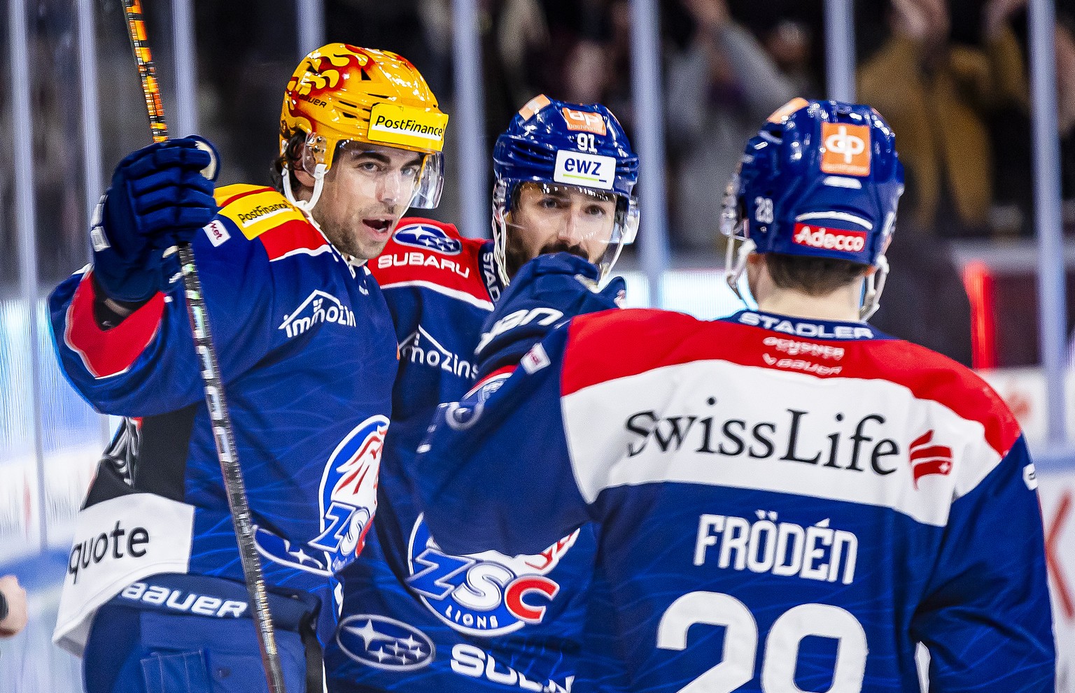 Derek Grant (ZSC), links, jubelt mit Denis Hollenstein (ZSC), Mitte, und Jesper Froeden (ZSC), rechts nach seinem Tor zum 5:2 im ersten Eishockey Playoff Halbfinalspiel der National League zwischen de ...