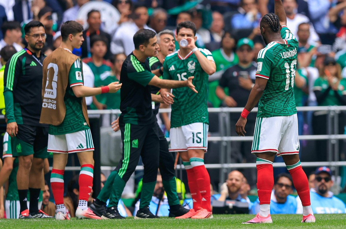 FIFA World Cup, WM, Weltmeisterschaft, Fussball 2026 FIFA WORLD CUP 2026 MEXICO VS SOUTH AFRICA 11062026 MEXICO CITY, MEXICO. Action photo of Julian Quinones 16 of the Mexico national team, Nationalte ...