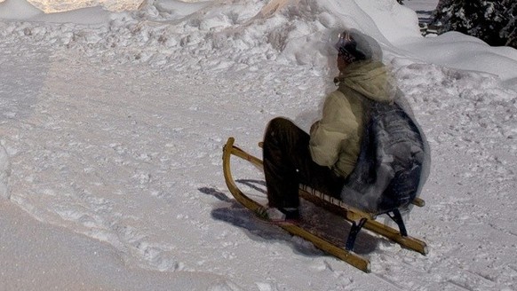 Rebekka sledges into the town of Arosa, Switzerland, early Friday, January 1, 2010. (KEYSTONE/Alessandro Della Bella)
