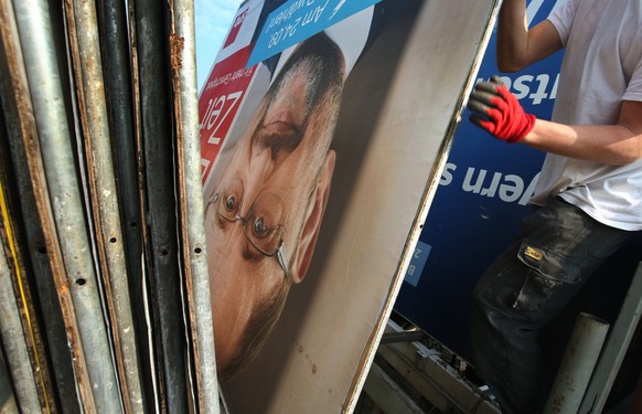 Mitarbeiter einer Firma für Plakatwerbung laden am 25.09.2017 in Kirchhaslach (Bayern) eine zuvor in Augsburg abmontierte Plakatwand der SPD zur Bundestagswahl mit einem Bild von Spitzenkandidat Schul ...