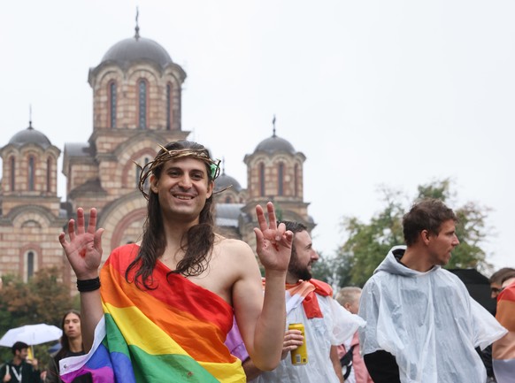 epaselect epa10190296 Participants of the EuroPride march in Belgrade, Serbia, 17 September 2022. EuroPride, a pan-European international event dedicated to LGBTQ pride, is hosted by a different Europ ...