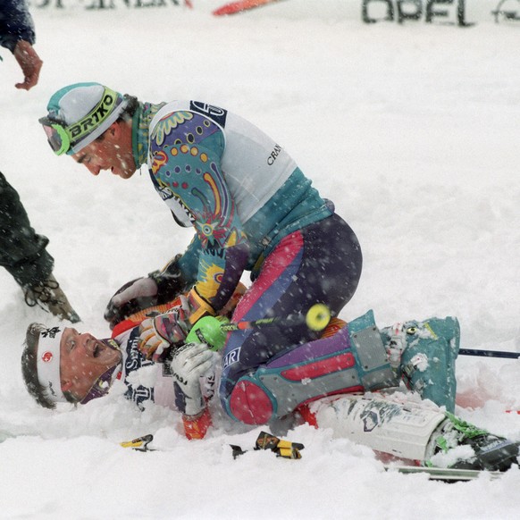 Die beiden dominierenden Skifahrer der Saison 91/92, der Italiener Alberto Tomba (oben) und der Schweizer Paul Accola raufen sich im Schnee, aufgenommen Ende Maerz 1992 beim Saisonfinale des alpinen S ...