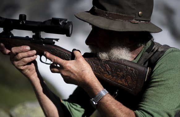 Jaeger Peter Marugg demonstriert die Haltung seines Gewehres, das kunstvolle Schnitzerein im Schaft aufweist, aufgenommen in der zweiten Woche der Buendner Hochjagd, am Donnerstag, 21. September 2019, ...