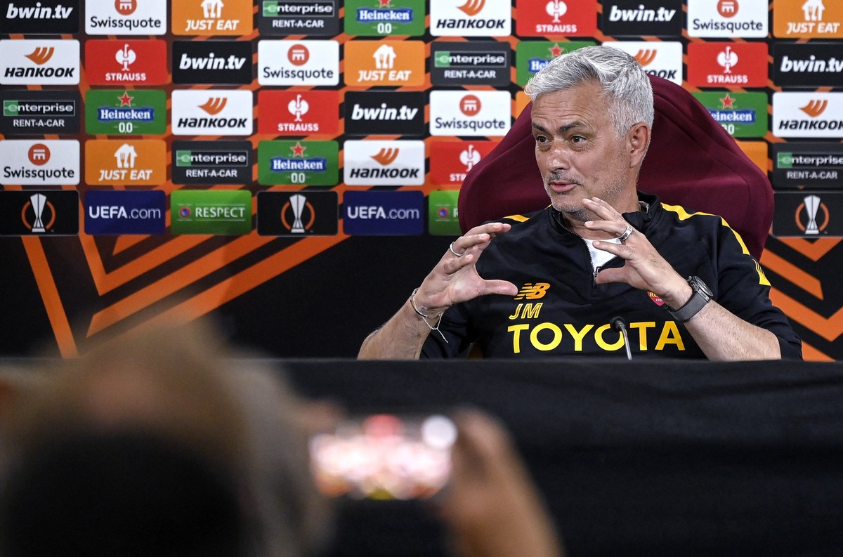 epa10652747 AS Roma head coach Jose Mourinho attends a press conference at Roma's headquarters in Trigoria, Rome, Italy 25 May 2023, during the club's Media Day in relation to the UEFA Europ ...