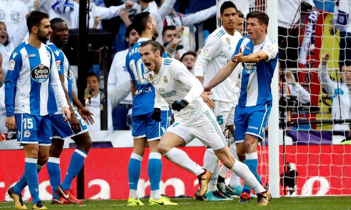 epa06461529 Real Madrid's Welsh winger Gareth Bale (C) celebrates after scoring his second goal during a Spanish league La Liga soccer match between Real Madrid and Deportivo at Santiago Bernabeu ...