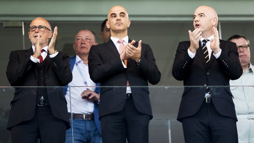 Gianni Infantino mit Bundespräsident Alain Berset und SFV-Präsident Peter Gillieron (von rechts).