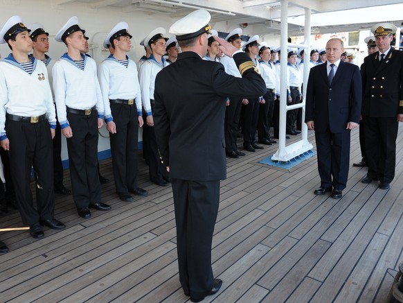 Russlands Präsident mit Soldaten der Schwarzmeerflotte.&nbsp;