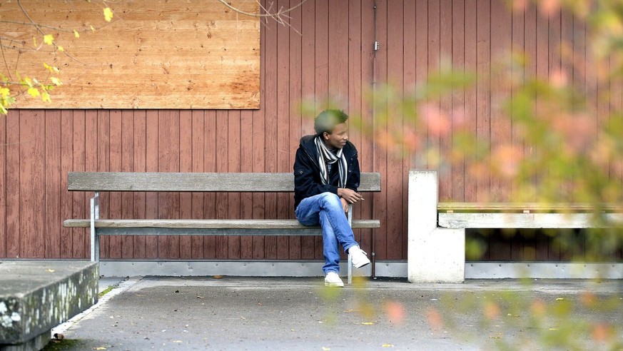 Asylbewerber im Bundeszentrum auf dem Waffenplatz in Bremgarten (AG) am Dienstag, 5. November 2013. Das Zentrum fuer Asylbewerber oeffnete am Dienstag fuer die Medien seine Tore. Landesweit in die Sch ...