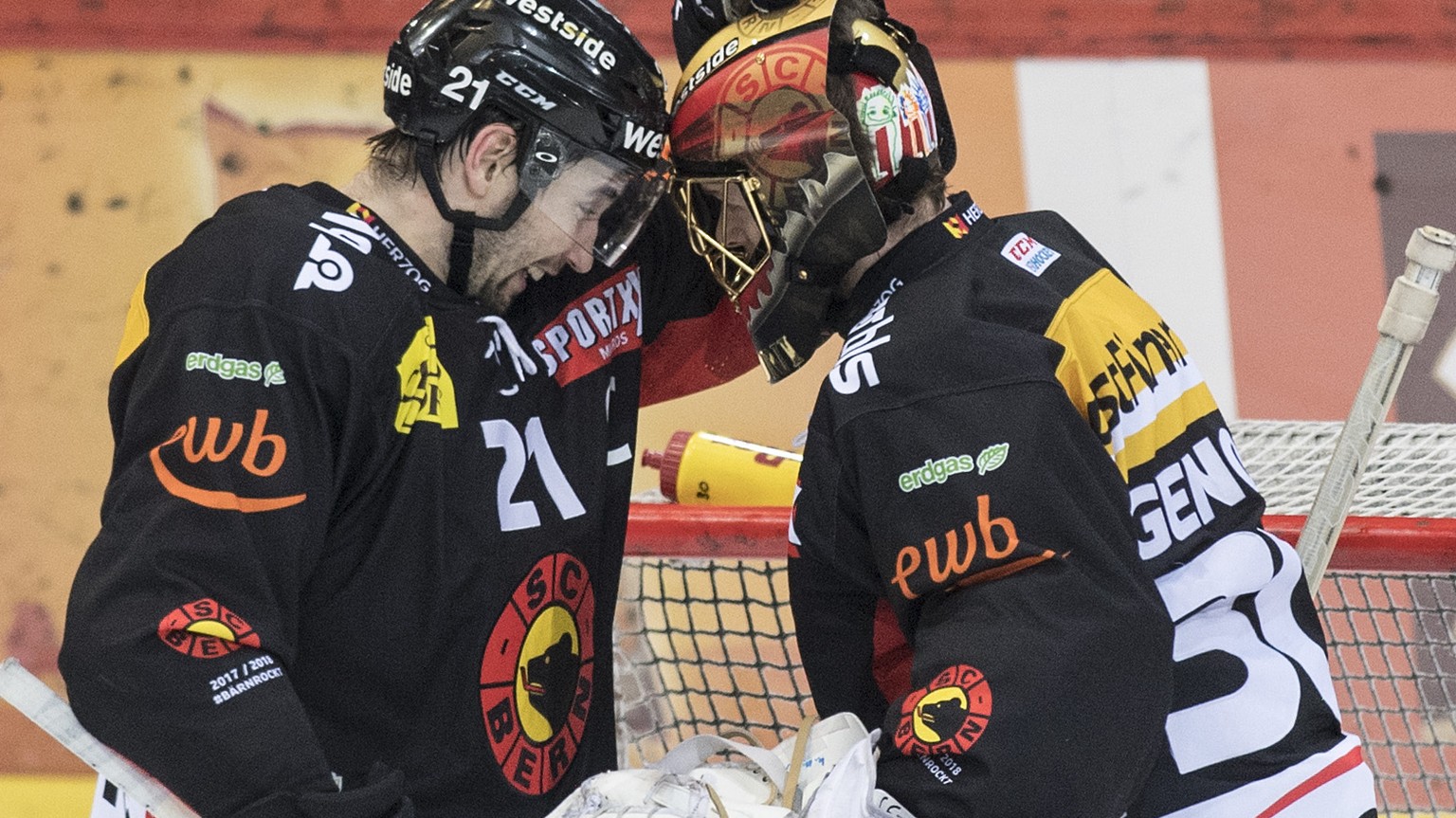 Berns Simon Moser, links, und Goalie Leonardo Genoni feiern ihren Sieg im fuenften Eishockey Playoff-Viertelfinalspiel der National League zwischen dem SC Bern und dem HC Genf Servette, am Dienstag, 2 ...