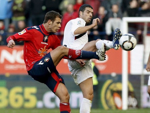 epa02069036 Osasuna}s Hungarian misfielder Krisztian Vad�cz (L) fights for the ball with Getafe}s midfielder Swiss Fabio Celestini (R) during their Spanish Primera Division soccer match played at the  ...