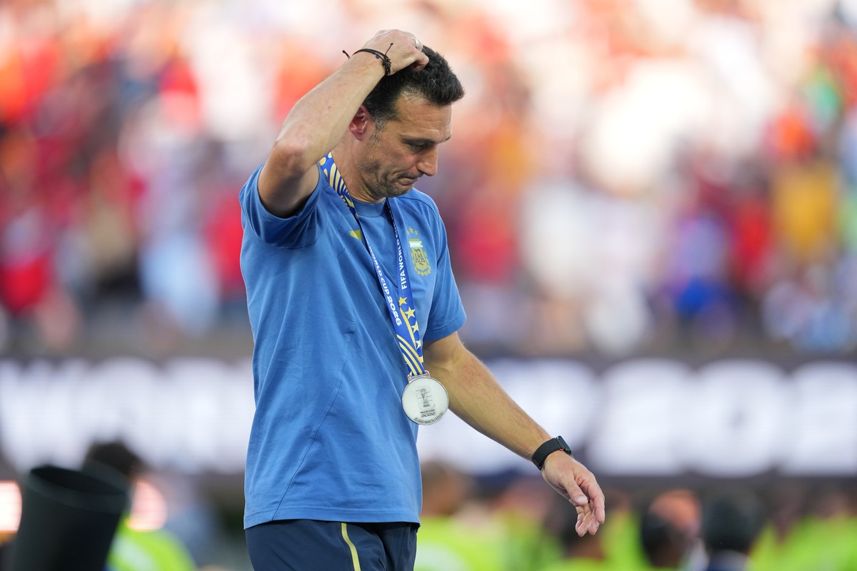 Argentina head coach Lionel Scaloni leaves the pitch after the World Cup final soccer match between Spain and Argentina in East Rutherford, N.J., near New York, Sunday, July 19, 2026. (AP Photo/Julio  ...