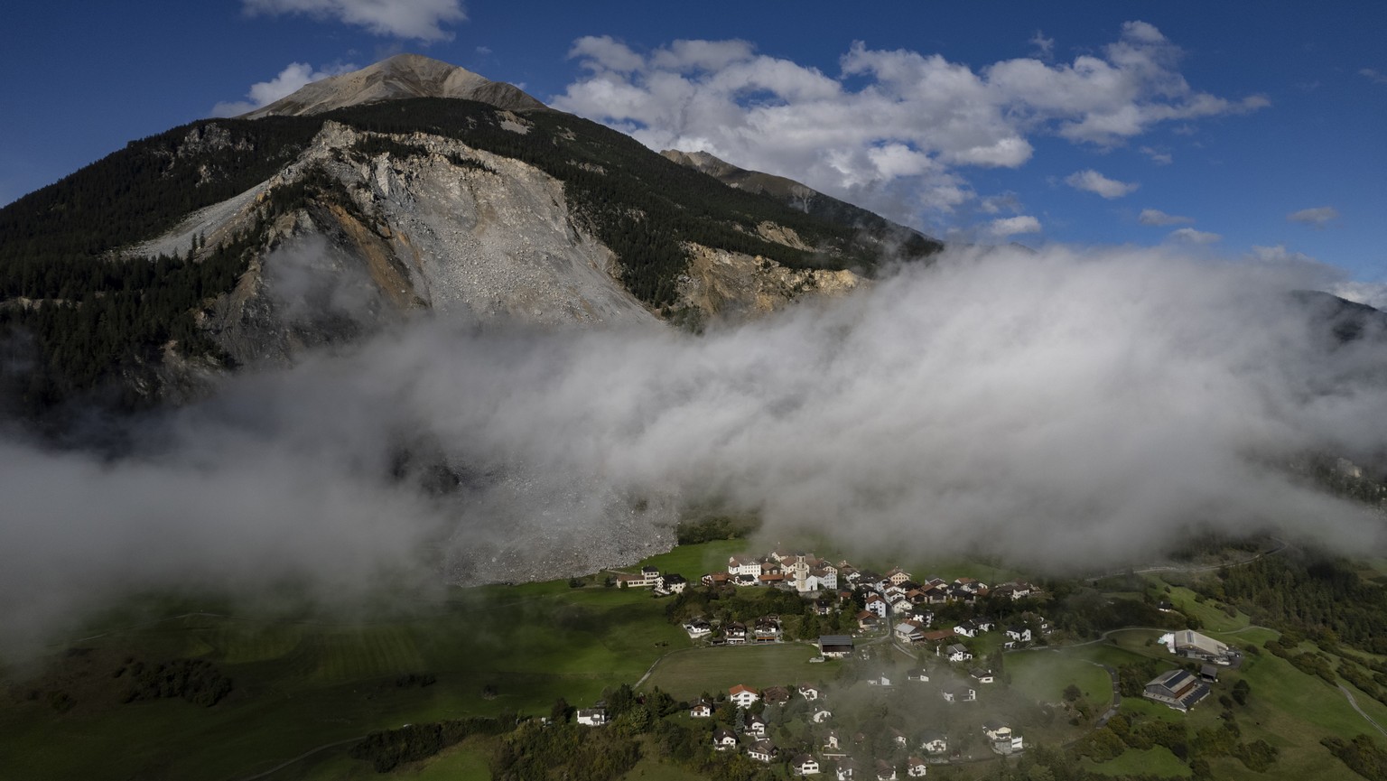 KEYPIX - Das Dorf Brienz/Brinzauls, aufgenommen am Dienstag, 23. September 2025. Das Dorf Brienz ist seit Monaten von einem Bergsturz bedroht. Die Bewohner sind daher evakuiert. Bis Ende September koe ...