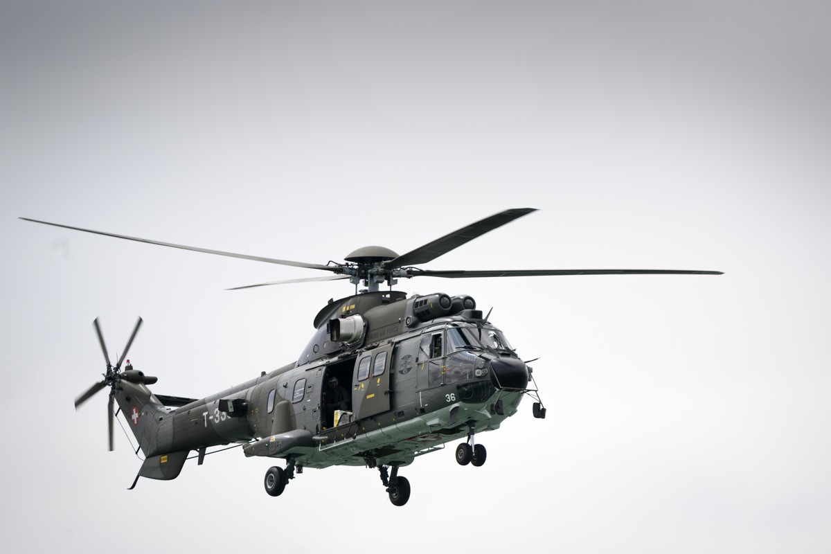 Un helicoptere Super Puma de l'armee Suisse vol en dessus du Lac de Neuchatel lors de l'exercice des forces aeriennes de l'armee Suisse "Sea Survival Training" ce mercredi 5 j ...