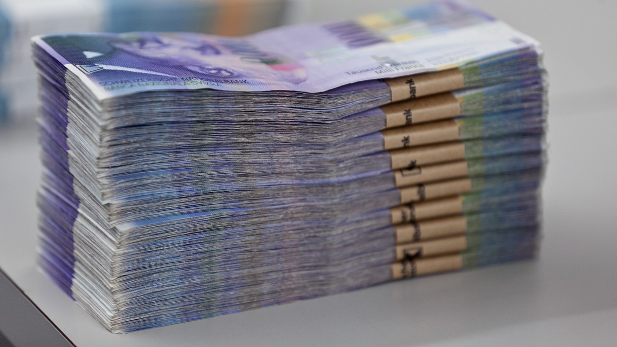 Bundles of bank notes of 1000 Swiss Francs at the bank vault of the "Zuercher Kantonalbank" bank, pictured on August 9, 2011 in Zurich, Switzerland. (KEYSTONE/Martin Ruetschi)