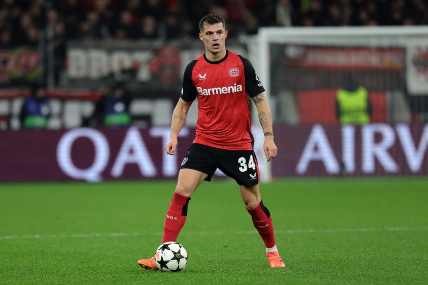 ARCHIV - 10.12.2024, Nordrhein-Westfalen, Leverkusen: Fu�ball: Champions League, Bayer Leverkusen - Inter Mailand, Vorrunde, 6. Spieltag, BayArena. Leverkusens Granit Xhaka kontrolliert den Ball. (zu  ...
