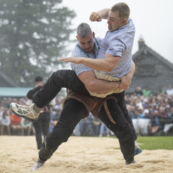 Samuel Giger, links, gewinnt gegen Silvan Appert im zweiten Gang beim traditionellen Schwaegalp Schwinget, am Sonntag, 17. August 2025, auf der Schwaegalp in Urnaesch. Das Schwingfest feiert dieses Ja ...
