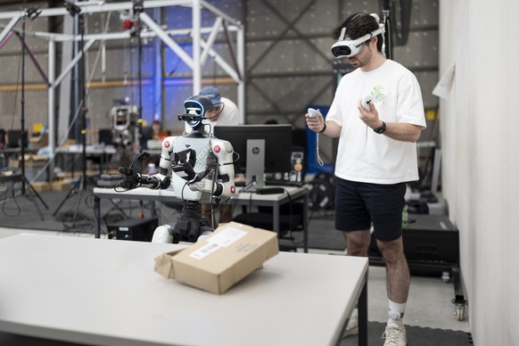 Darius Foodeei, ein ETH-Student kurz vor dem Master in Informatik, arbeitet an einem Unitree-Roboter und programmiert ihn im ETH Robotics Club im Hangar des Innovation Parks Zuerich fotografiert am Do ...