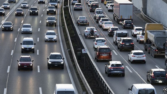 Ein Stau auf der Autobahn A1 vor Wallisellen in Richtung Zuerich, aufgenommen waehrend des Abendverkehrs am Dienstag, 6. Februar 2024 in Wallisellen. (KEYSTONE/Gaetan Bally)