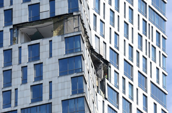 epaselect epa12931507 A damaged apartment building following a Ukrainian drone strike in Moscow, Russia, 04 May 2026. Moscow Mayor Sergei Sobyanin said a Ukrainian drone fell into an apartment buildin ...