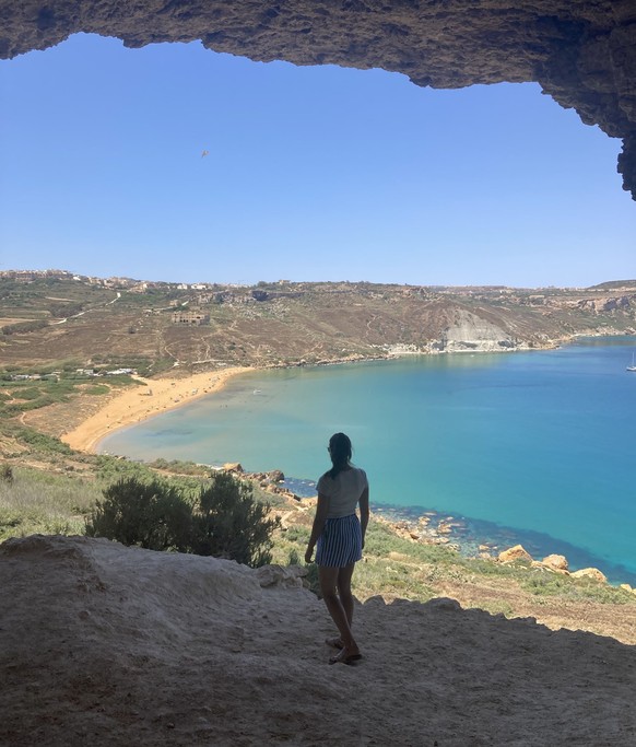 Tal-Mixta Cave mit Blick auf die Ramla Bay.