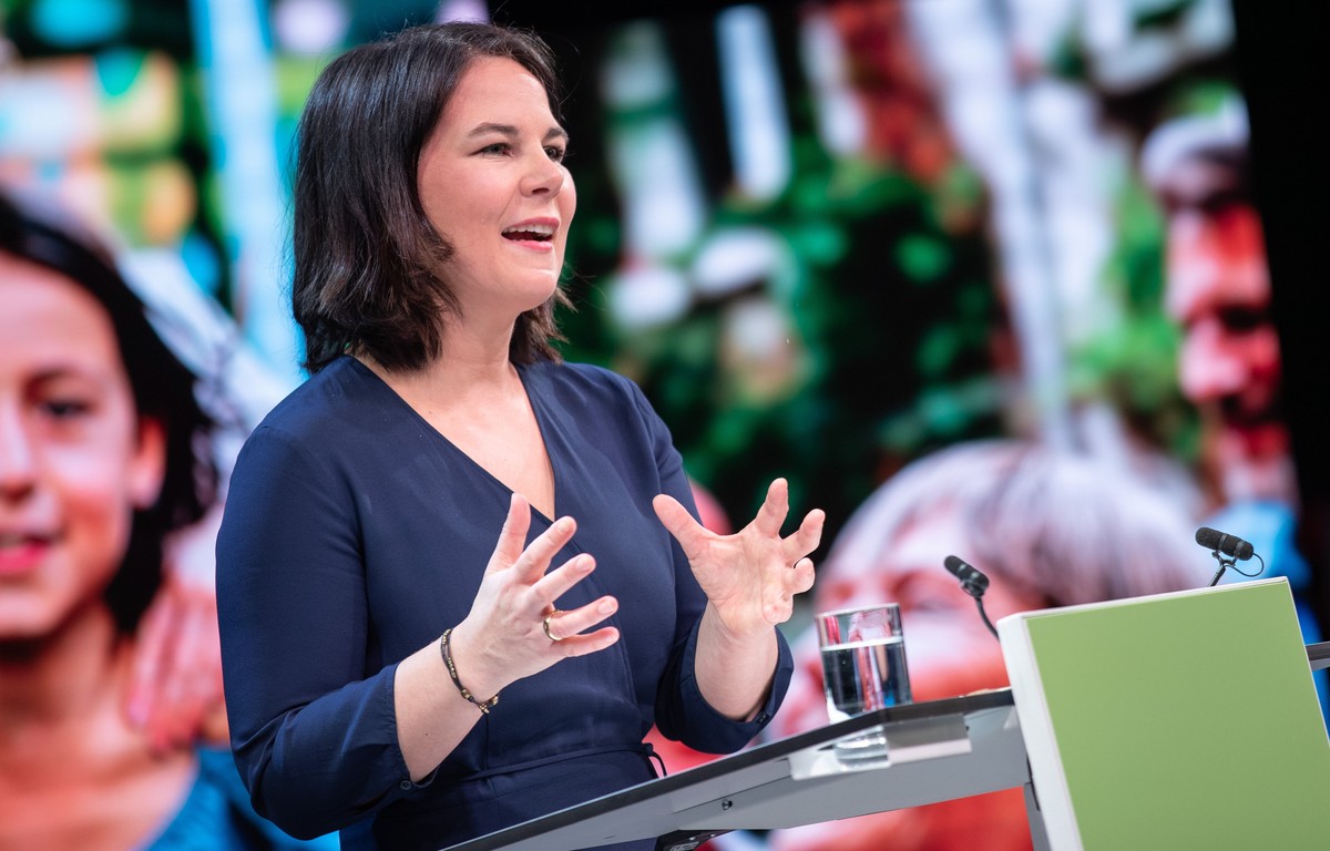 epa09144900 Green party co-chairwoman Annalena Baerbock introduces herself as Chancellor candidate German Green Party (Buendnis 90 / Die Gruenen) in Berlin, Germany, 19 April 2021. EPA/Andreas Gora /  ...