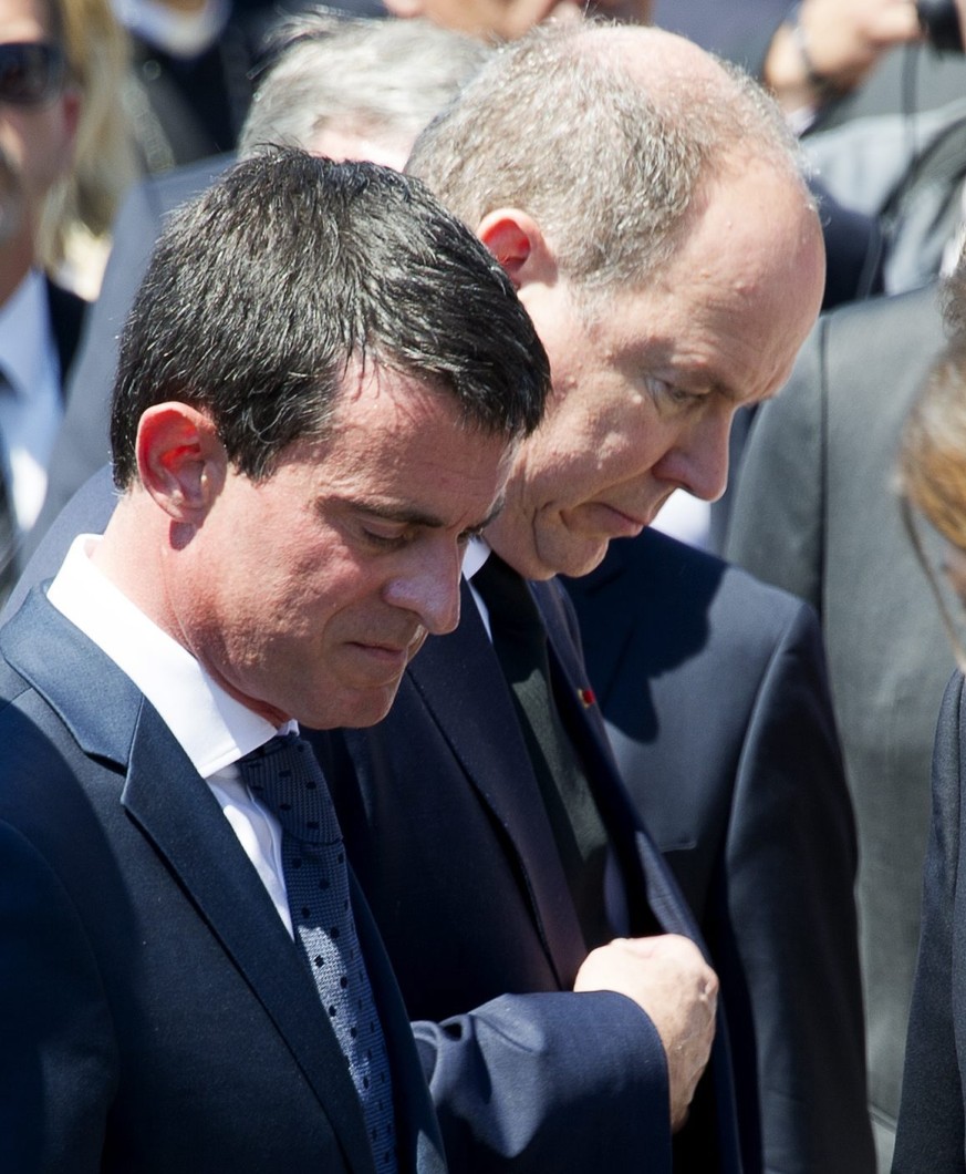 epa05430358 French Prime Ministe Manuel Valls (L), Prince Albert of Monaco (R), take part in a minute&#039;s silence along the Promenade des Anglais in tribute to the 84 victims of the Nice truck atta ...