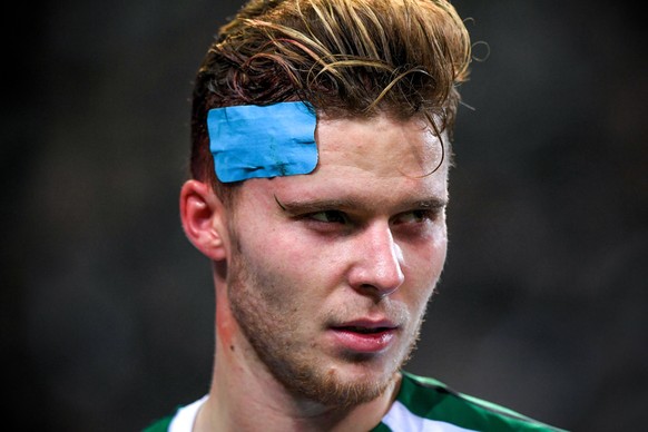 epa07238953 Moenchengladbach&#039;s Nico Elvedi leaves the pitch after picking up an injury during the German Bundesliga soccer match between Borussia Moenchengladbach and 1. FC Nuremberg in Moencheng ...