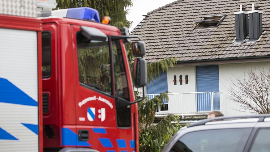 ARCHIV --- Ein Feuerwehrauto in Rupperswil AG, wo ein Brand in einer Wohnung in einem Mehrfamilienhaus vier Tote forderte, am Montag, 21. Dezember 2015. Alle vier Menschen, die am Montag in Rupperswil ...