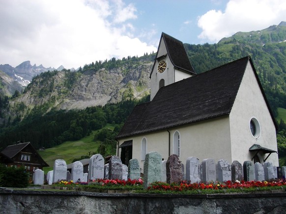 Die Kirche in Elm (Glarus). Diese wird zweimal im Jahr durch das Martinsloch angeschienen.