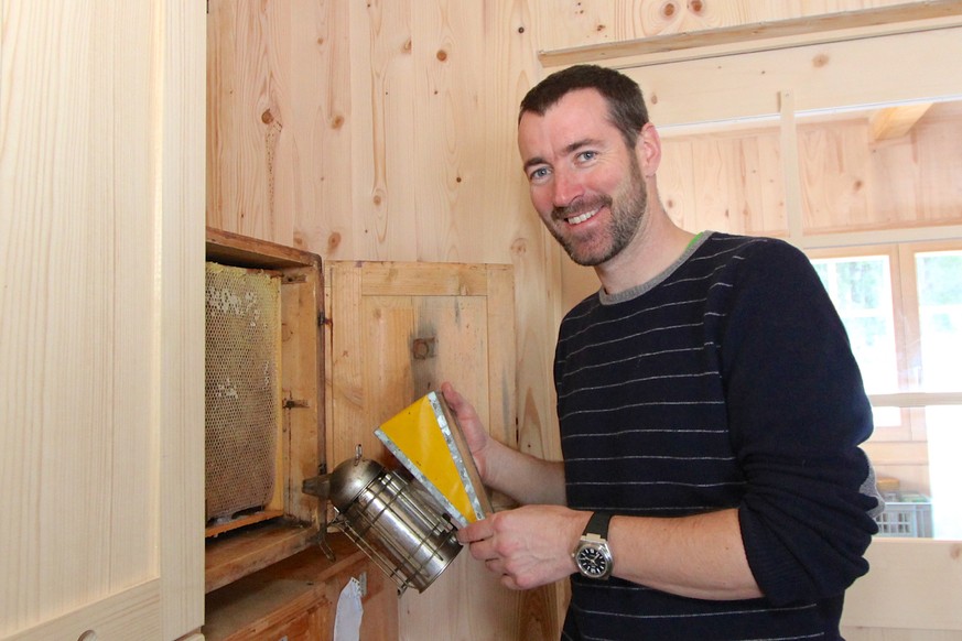 Rolf Marugg in seinem neuen Bienenhaus.
