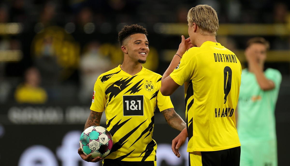 epa08682163 Dortmund's Erling Haaland (R) talks to Dortmund's Jadon Sancho (L) during the German Bundesliga soccer match between Borussia Dortmund and Borussia Moenchengladbach in Dortmund,  ...