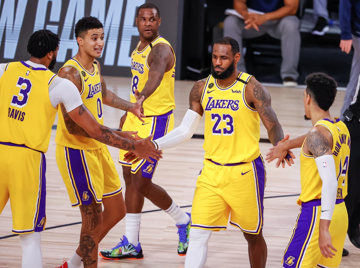 epa08596671 Los Angeles Lakers forward LeBron James (2-R) is greeted by his teammates during the second half of the NBA basketball game between the Denver Nuggets and the Los Angeles Lakers at the ESP ...
