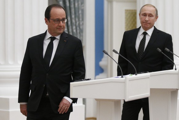 Russian President Vladimir Putin, right, and his French counterpart Francois Hollande arrive for a news conference after their meeting in Moscow, Russia, Thursday, Nov. 26, 2015. French President Fran ...