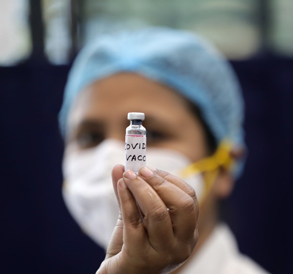 epaselect epa08925676 A health worker shows a mock vaccine vial at a Covid-19 vaccination centre during a test run in Kolkata, India, 08 January 2021. Drug Controller General of India (DCGI) has appro ...