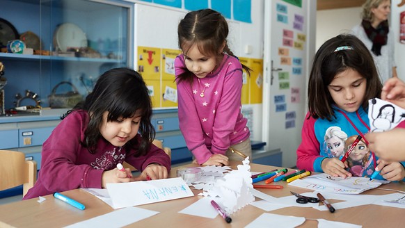 Schicken Eltern ihre Kinder teilweise in die Kita, sollen sie künftig bei der direkten Bundessteuer statt 10&#039;100 Franken bis zu 25&#039;000 Franken abziehen können. Das Parlament hat einem höhere ...