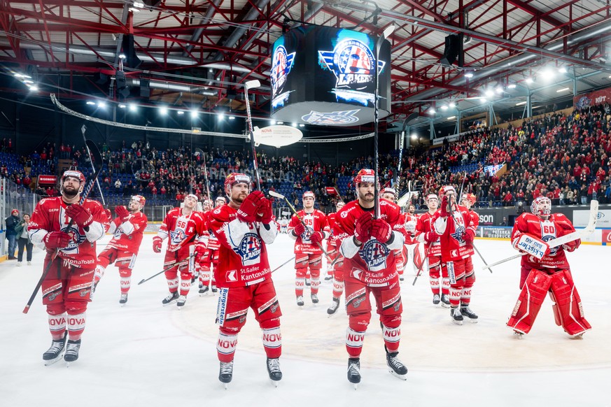 SC Rapperswil-Jona Lakers&#039; Fabian Maier, Jeremy Wick und Martin Frk, von links, jubeln nach dem Eishockey Qualifikationsspiel der National League zwischen den SC Rapperswil-Jona Lakers und den ZS ...