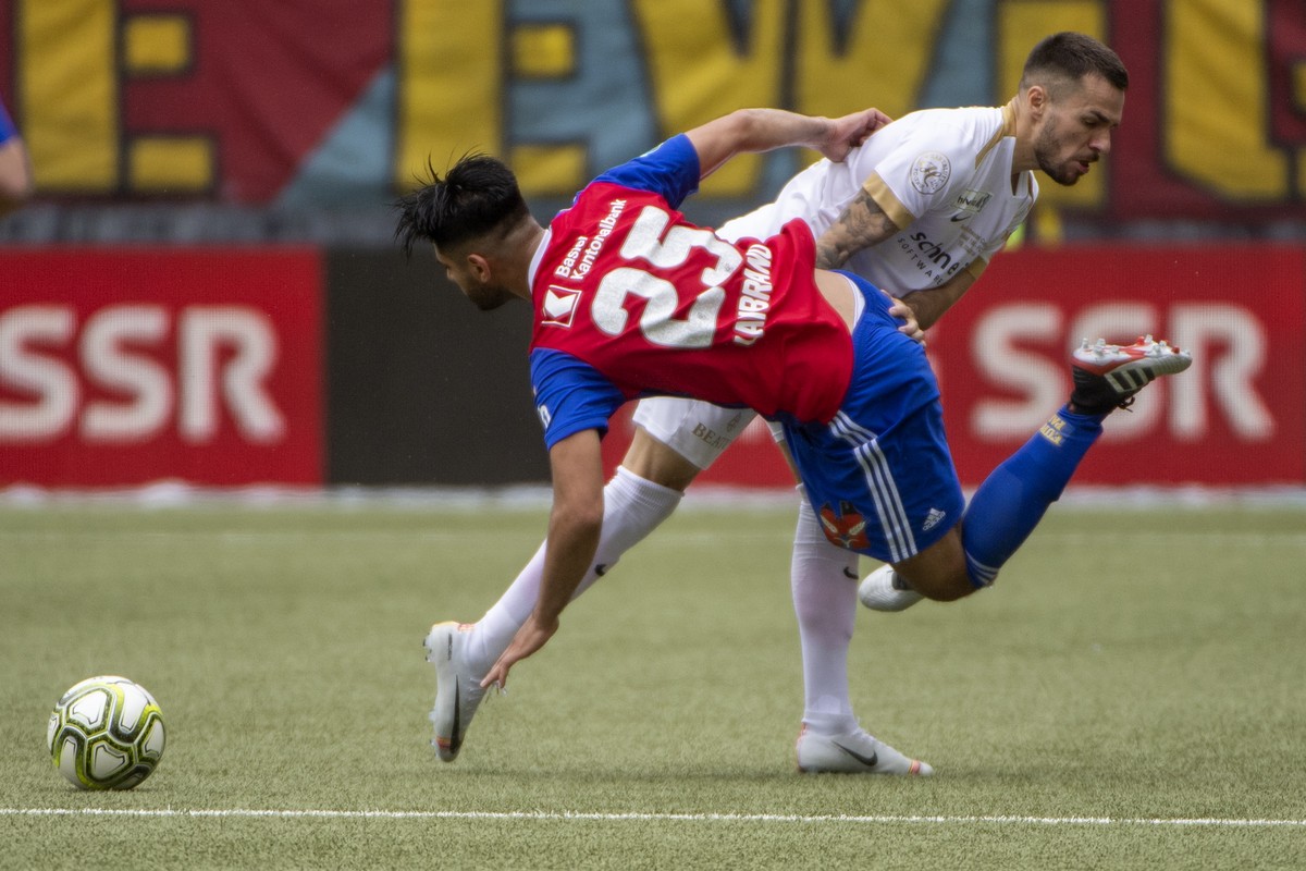 Thuns Dejan Sorgic, rechts, kaempft um den Ball mit Basels Carlos Zambrano, links, im Schweizer Fussball Cupfinalspiel zwischen dem FC Basel und dem FC Thun, am Sonntag 19. Mai 2019, im Stade de Suiss ...