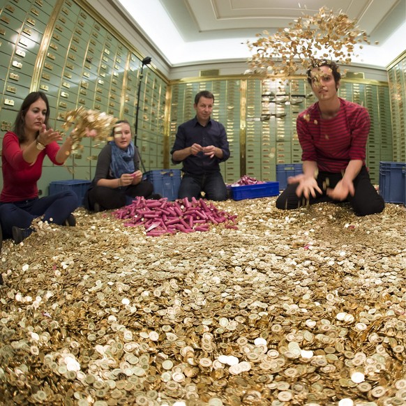 Acht Millionen Fuenfrappenstuecke werden ausgepackt im Safe der ehemaligen Schweizerischen Volksbank in Basel am Dienstag, 1. Oktober 2013. Die Generation Grundeinkommen hat mit 75 Leuten innert 400 S ...