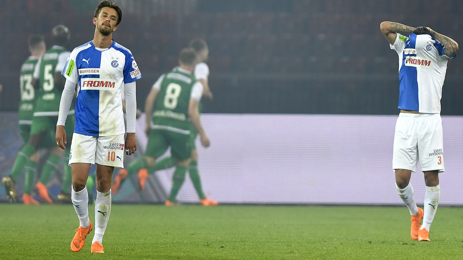 Frust bei den Grasshoppern mit Lucas Andersen, links, und Jean-Pierre Rhyner, rechts, nach der Niederlage beim Fussballspiel der Super League Grasshopper Club Zuerich gegen den FC St. Gallen 
im Stadi ...