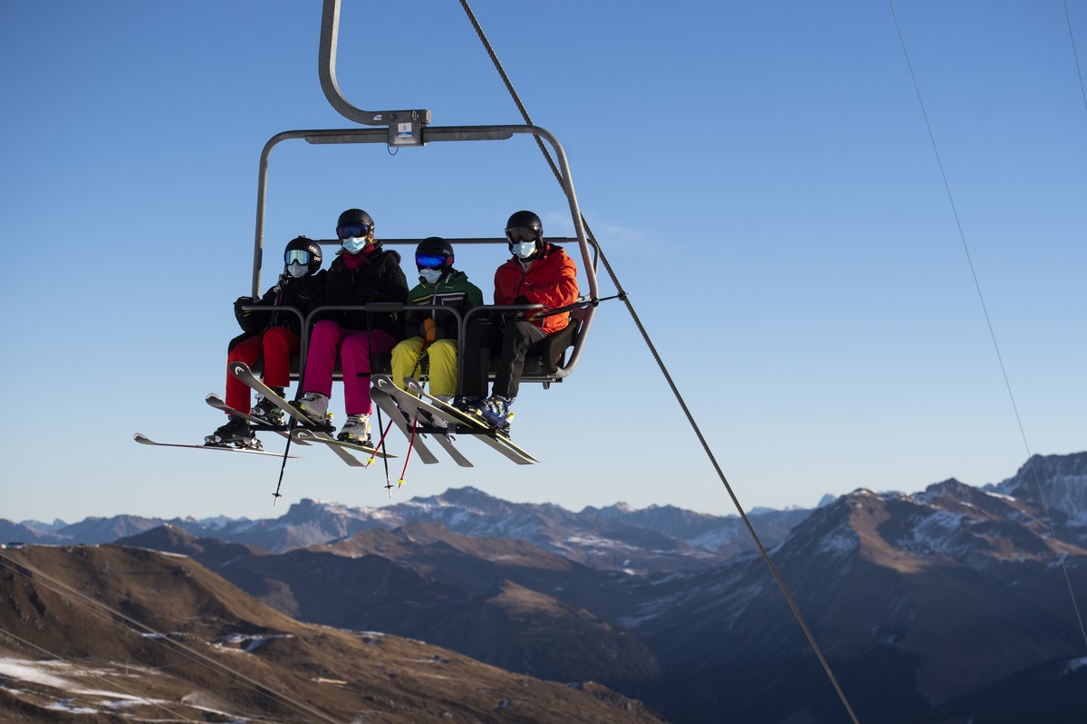 Skifahrer mit Schutzmaske gegen Covid-19, aufgenommen am Sonntag, 29. November 2020, beim "Hoernli" in Arosa. Ab diesem Wochenende gehen einige Lifte vor Ort in den taeglichen Betrieb. (KEYS ...