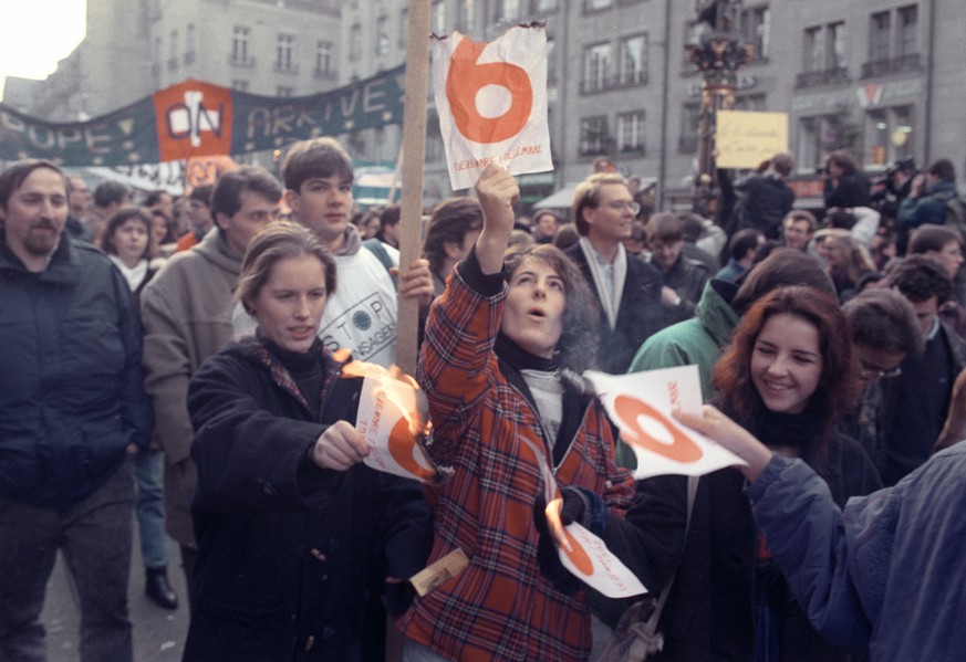 ARCHIVE --- VOR 25 JAHREN, AM 6. DEZEMBER 1992, WURDE NACH EINEM HEFTIGEN, HOCHEMOTIONAL GEFUEHRTEN ABSTIMMUNGSKAMPF DER BEITRITT DER SCHWEIZ ZUM EWR BEI HOHER STIMMBETEILIGUNG AEUSSERST KNAPP ABGELEH ...