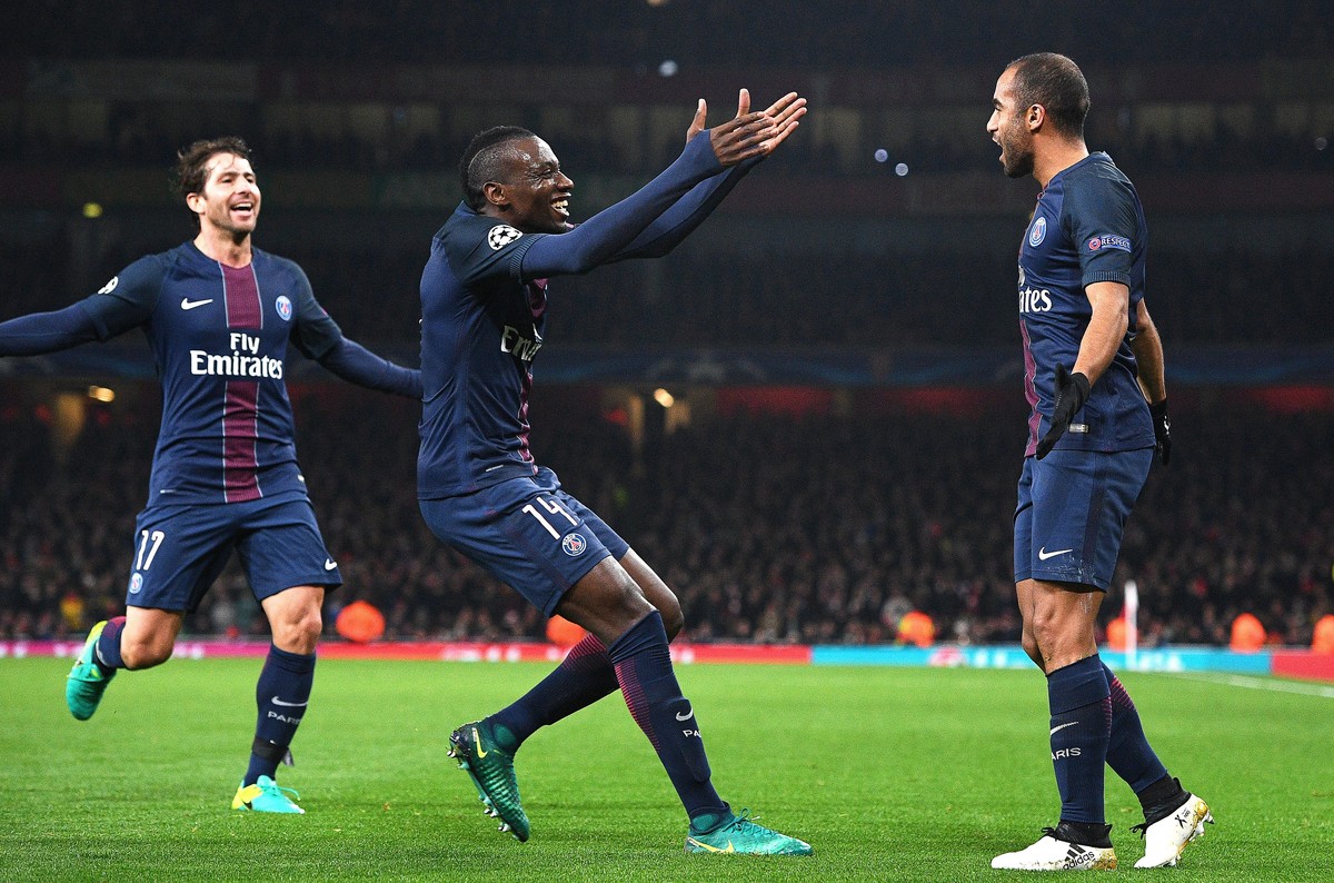 epa05644575 PSG players (L-R) Maxwell, Blaise Matuidi, and Lucas celebrate their team's 2-2 equalizer during the UEFA Champions League group A soccer match between Arsenal FC and Paris Saint-Germ ...
