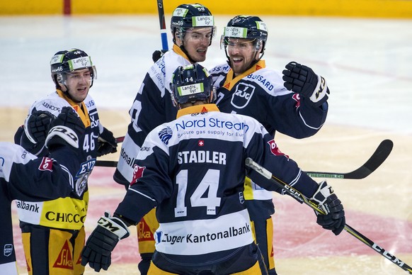 Jubel bei Zugs Lino Martschini, Dario Simion, Livio Stadler und David McIntyre, von links, nach dem Tor zum 1-0 beim Eishockeyspiel der National League zwischen dem EV Zug und dem HC Lugano, am Samsta ...