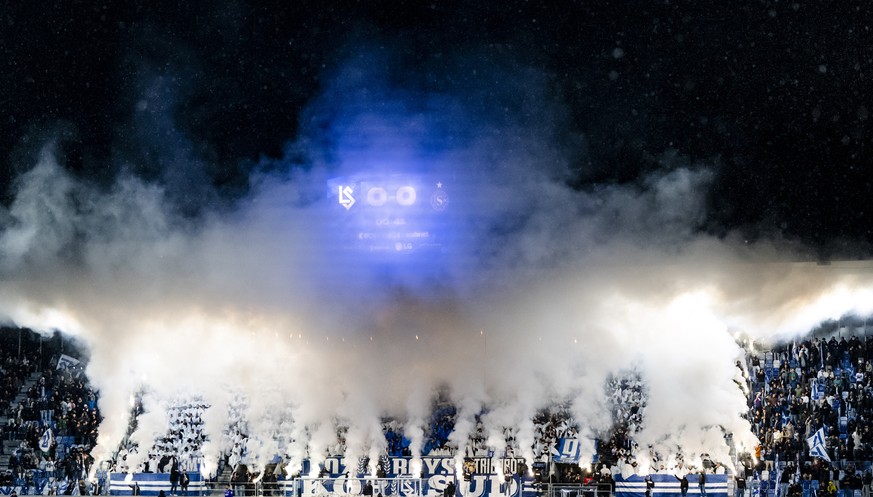 Les supporters lausannois allument des fumigenes lors de la rencontre de football de Super League entre FC Lausanne-Sport et Servette FC le mercredi 29 octobre 2025 au stade de la Tuiliere a Lausanne. ...