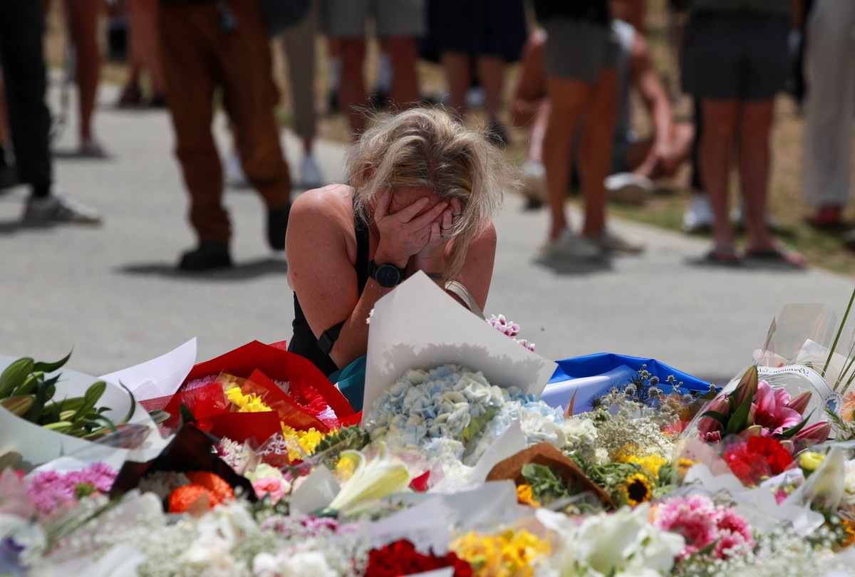 Ici, une femme pleure les victimes de la fusillade de Bondi Beach à Sydney, en Australie, le 15 décembre 2025.