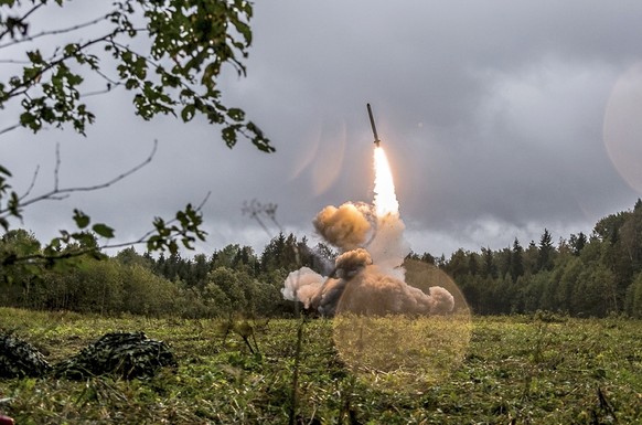 Die russische taktische Rakete Iskander-M während einer Militärübung. Diese mobile Abschussrampe könnte auch für nukleare Waffen eingesetzt werden.